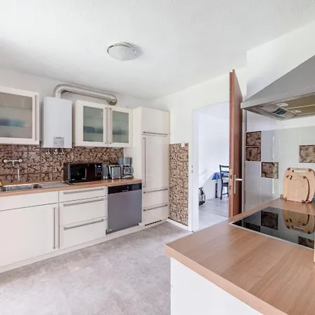 Cozy With Garden, Balcony And Parking Area In Dusseldorf