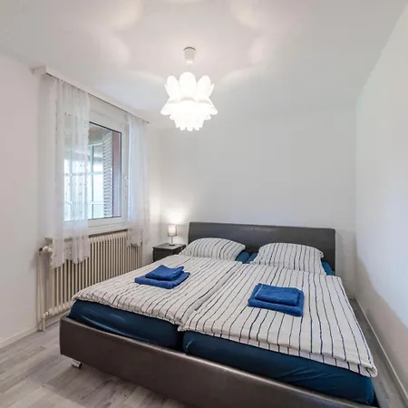 Cozy With Garden, Balcony And Parking Area In Apartment Dusseldorf