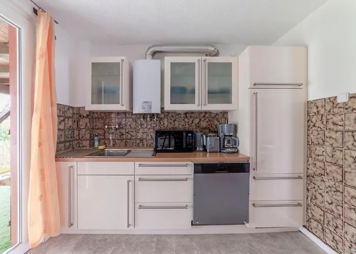 Apartamento Cozy With Garden, Balcony And Parking Area In