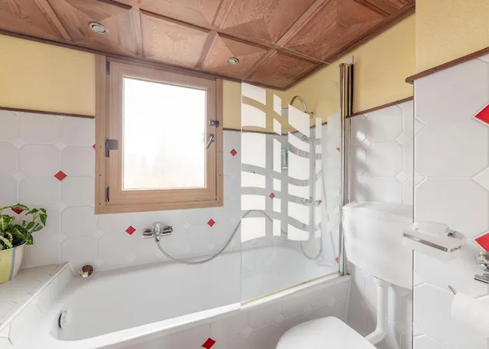 Apartamento Cozy With Garden, Balcony And Parking Area In