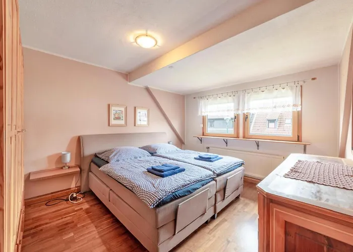 Cozy With Garden, Balcony And Parking Area In Apartamento Düsseldorf