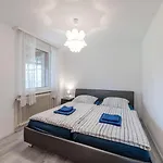 Cozy With Garden, Balcony And Parking Area In Apartman Düsseldorf
