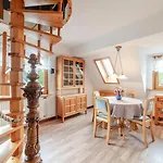 Apartman Cozy With Garden, Balcony And Parking Area In