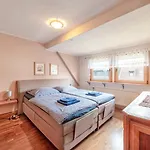 Cozy With Garden, Balcony And Parking Area In Apartman Düsseldorf