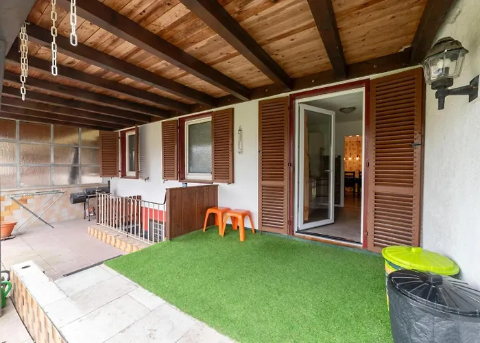 Cozy With Garden, Balcony And Parking Area In * Дюссельдорф