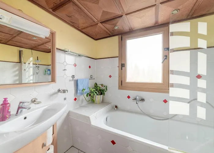 아파트 Cozy With Garden, Balcony And Parking Area In *