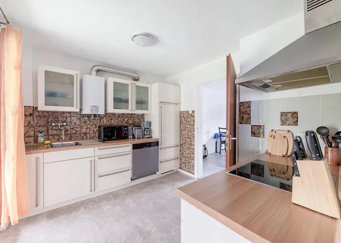 Cozy With Garden, Balcony And Parking Area In デュッセルドルフ