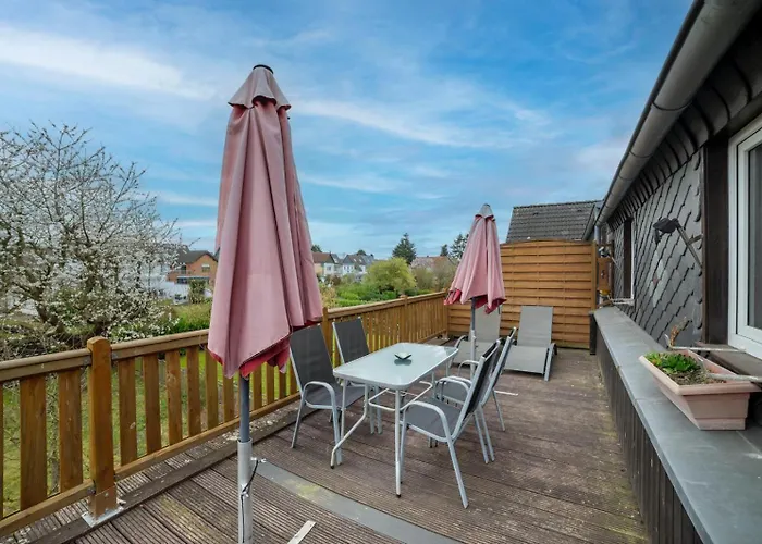 Cozy With Garden, Balcony And Parking Area In アパート